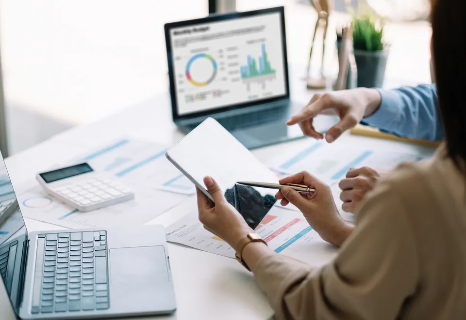 QuickBooks dashboard on a laptop